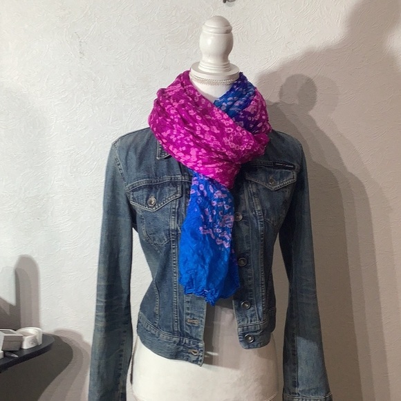 Wide and long crinkle scarf in beautiful Pink / Blue w/ a hole -not easily found - Picture 3 of 6